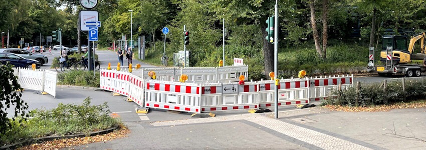 Foto: Hansestadt Lüneburg. Wegen eines massiven Kanalschadens und der Gefahr, dass Straße und Gehweg absacken, musste die Bastionstraße am 3. September 2025 voll gesperrt werden.