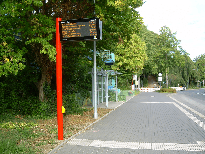 Foto: E. Habisch. Vor Jahren schon beschlossen, nun sind die digitalen Anzeigetafeln endlich in Lüneburg angekommen: Hier bei der Bushaltestelle am Graalwall. 