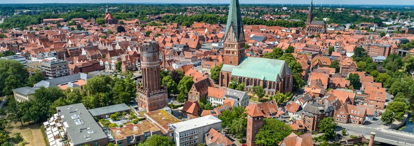 Foto: Hansestadt Lüneburg. Luftbild über die Altstadt mit Wasserturm und St. Johannis.