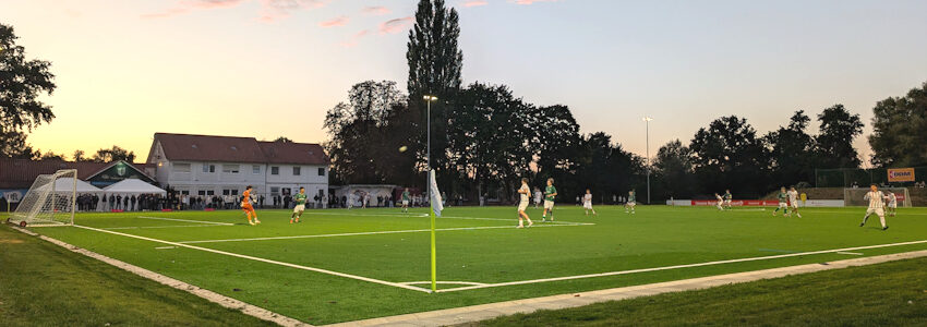 Foto: Hansestadt Lüneburg. Seit dem 22.09.2025 kann auf dem neuen Kunstrasenplatz am Sültenweg Fußball gespielt werden. Zur Eröffnung kickte ein Team des JFV Lüneburg gegen den Nachwuchs des SV Werder Bremen.