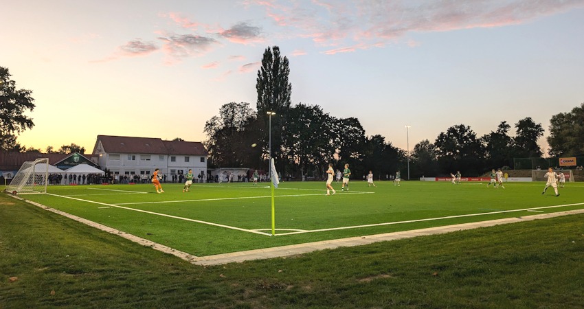 Foto: Hansestadt Lüneburg. Seit dem 22.09.2025 kann auf dem neuen Kunstrasenplatz am Sültenweg Fußball gespielt werden. Zur Eröffnung kickte ein Team des JFV Lüneburg gegen den Nachwuchs des SV Werder Bremen.