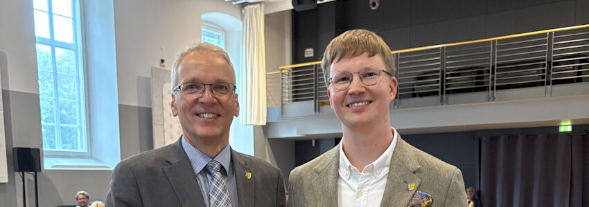 Foto: Landkreis Lüneburg. Landrat Jens Böther (links) gratuliert dem neu gewählten stellvertretenden Landrat Moritz Meister.