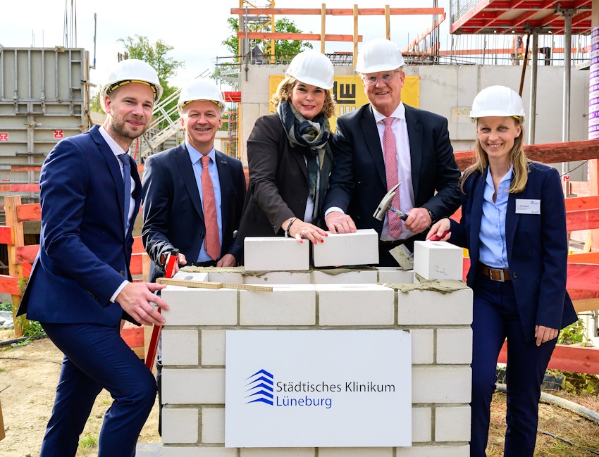 Foto: Klinikum Lüneburg, Philipp Schulze. Bei der Grundsteinlegung - von links: Pflegedirektor Patrick Evel, Ärztlicher Direktor Prof. Dr. med. Torsten Kucharzik, Oberbürgermeisterin Claudia Kalisch, Geschäftsführer Dr. Michael Moormann und Verwaltungsdirektorin Undine Wendland.