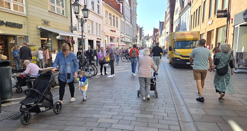 Foto: Lüne-Blog. Fußgängerzone Bäckerstraße.
