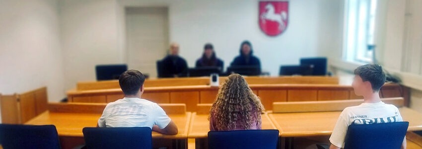 Foto: Sozialgericht Lüneburg. Schüler:innen im Gerichtssaal.