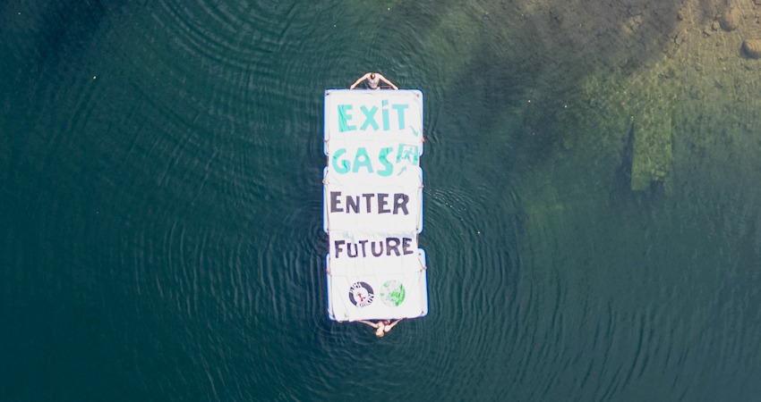  Foto: Malte Hübner. Klimademo mit Fridays for Future am 20.09.2025 in Lüneburg. Zwei Schwimmer entfalteten ein riesiges Transparent mit dem Motto der Demonstration "Exit Gas - Enter Future" auf dem Kreidebergsee.