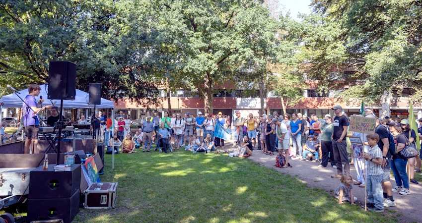  Foto: Malte Hübner. Klimademo mit Fridays for Future am 20.09.2025 in Lüneburg. Hier beim Treffpunkt im Clamartpark.