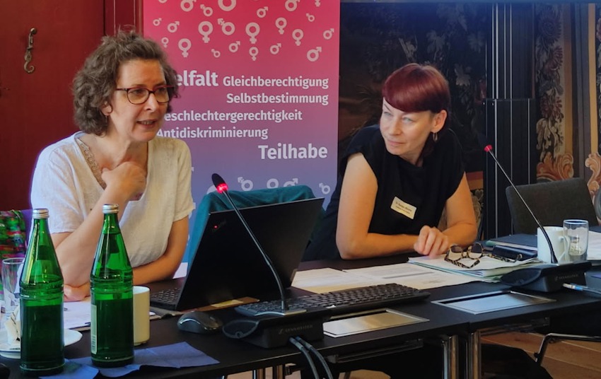 Foto: Hansestadt Lüneburg. Lüneburgs Gleichstellungsbeauftragte Karin Fischer (links) und ihre Amtskollegin aus dem Landkreis Verden, Dr. Kerstin Blome, koordinieren die Regionalkonferenzen der Gleichstellungsbeauftragten.