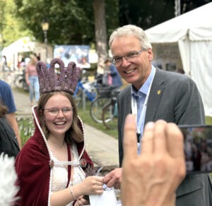 Foto: Landkreis Lüneburg. andrat Jens Böther begrüßte zahlreiche Gäste in der Kreisverwaltung, darunter auch die neue Heidekönigin Emma Kremer.