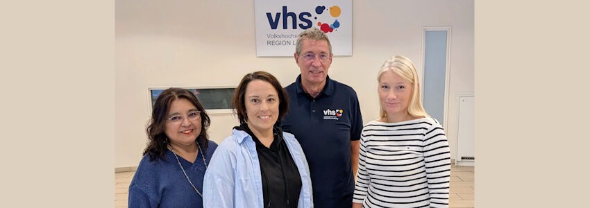 Foto: Hansestadt Lüneburg. Von links: Isabel Gerstl (VHS), Engagementlotsin Frauke Weyhausen, VHS-Geschäftsführer Eckhard Rodemer und Sonja Jamme (Koordinierungsstelle Ehrenamt der Hansestadt Lüneburg) freuen sich, dass es in Lüneburg wieder die Möglichkeit gibt, sich zu Engagementlotsinnen und -lotsen qualifizieren zu lassen.