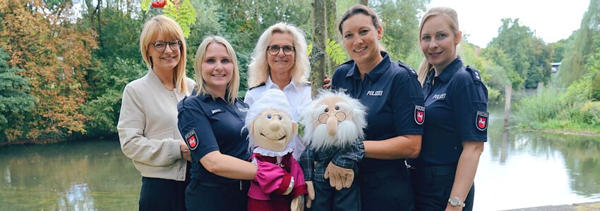 Foto: Polizeiprävention Lüneburg. Präventions-Puppenbühne der Polizeidirektion, von links: Lydia Freienberg, Lisa Jessel, Polizeipräsidentin Kathrin Schuol, Hanna Sterner und Britta Grürmann mit ihren Puppen Frau Uhde und Herrn Kratzke.