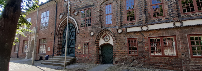 Rathauseingänge J, K und L an der Nordseite. Foto: Lüne-BLog.