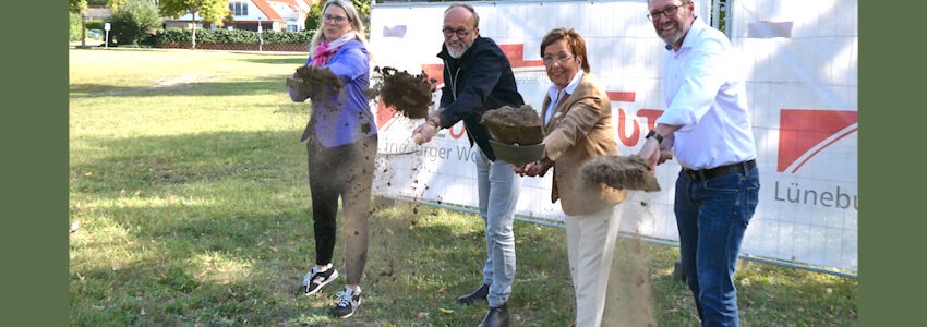 Foto: LüWoBau Erster Spatenstich für die neue Kita - von links: Jutta Bauer (Hansestadt Lüneburg, Fachbereichsleitung Familie und Bildung), Andreas Oldenburg (Architekten Oldenburg.Plesse.Partner.mbB), Christel John (Bürgermeisterin der Stadt Lüneburg und Aufsichtsratsmitglied der LüWoBau) und Henning Müller-Rost (Geschäftsführer LüWoBau).