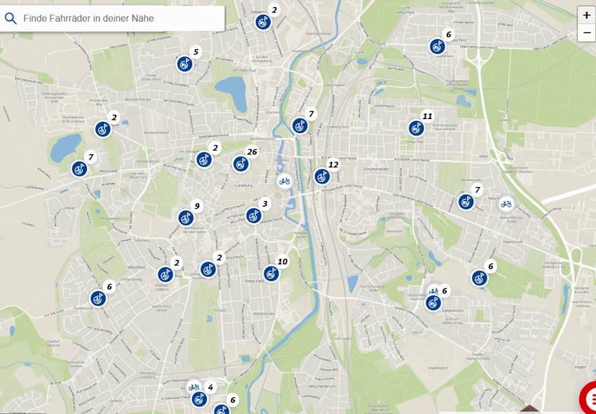 Grafik: OpenStreetmapContributors. Eine Übersichtskarte zeigt jeweils, wo aktuell Fahrräder zur Ausleihe bereitstehen. In Lüneburg sind an 30 Stationen inzwischen rund 200 Räder und 25 Lastenpedelecs unterwegs. Die erste halbe Stunde ist kostenlos, die maximale Leihgebühr für Fahrräder beträgt 9 Euro am Tag, für Lastenräder 24 Euro.