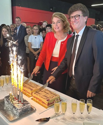 Foto: Hansestadt Lüneburg.  OB Claudia Kalisch mit Yves Coscas, Bürgermeister von Clamart bei der Feier der 50-jährigen Städtepartnerschaft.
