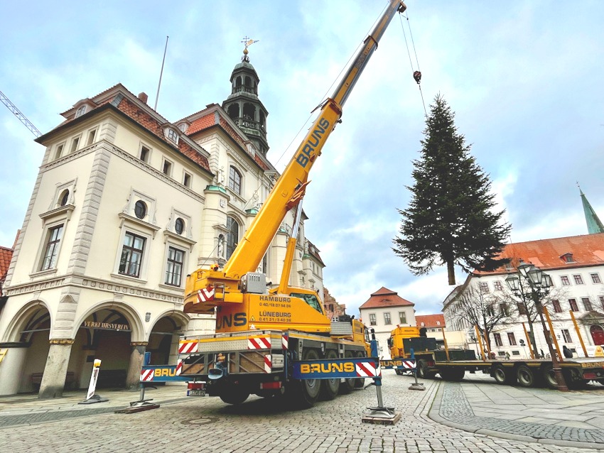 Foto: Hansestadt Lüneburg, November 2024. Vor dem Rathaus wird der künftige Christbaum aufgestellt.