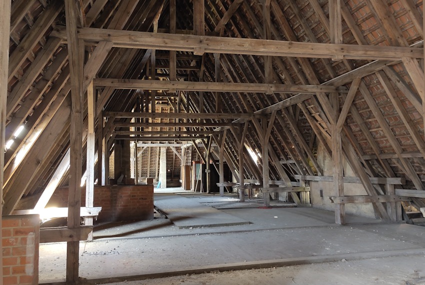 Foto: Hansestadt Lüneburg. Das Dachgeschoss der Wilhelm-Raabe-Schule im Gebäudeteil an der Schillerstraße ist bisher nicht ausgebaut. Hier sollen Räume für den Kunstunterricht entstehen.