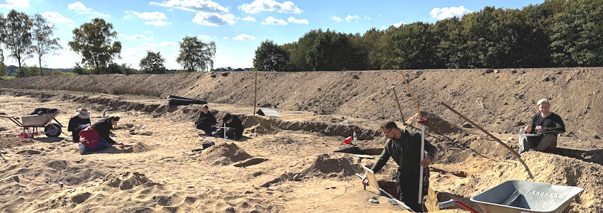 Foto: Hansestadt Lüneburg. Die Ausgrabungen im künftigen Gewerbegebiet erfolgen in enger Zusammenarbeit von Stadtarchäologie, dem Büro für angewandte Archäologie AGIL sowie der Wirtschaftsförderung im Landkreis Harburg (WLH) und der Gesellschaft für Entwickeln und Bauen (GEB mbH).
