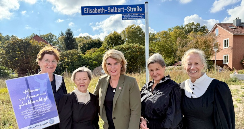 Foto: Hansestadt Lüneburg. Von links: Ute Baumeister, Marie-Anne Henschke, Oberbürgermeisterin Claudia Kalisch, Birgit Meyer-Thaut, und Karina Holst von den Soroptimistinnen Lüneburg vor dem Straßenschild von Dr. Elisabeth Selbert im Neubaugebiet Wienebütteler Weg.