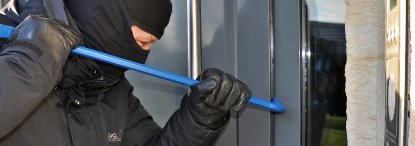 Einbrecher mit Stemmeisen an der Wohnungstür. Beispielfoto: Steffen Salow, Pixabay.