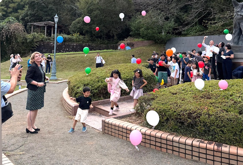 Foto: Hansestadt Lüneburg. Zu Besuch in Naruto im Oktober 2025: Bunte Luftballons mit Friedenswünschen ließen die Teilnehmenden am Kulturtag im Deutschen Haus in den Himmel steigen.