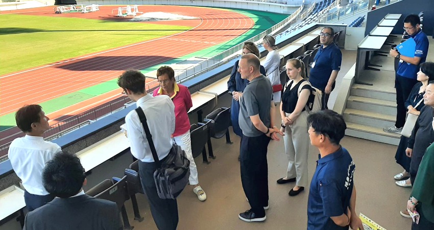 Foto: Hansestadt Lüneburg. Zu Besuch in Naruto im Oktober 2025. Hier besichtigt die Delegation aus Lüneburg das Pocari Sweat Stadium und erhielt wertvolle Einblicke in die moderne Planung von Sportstätten.