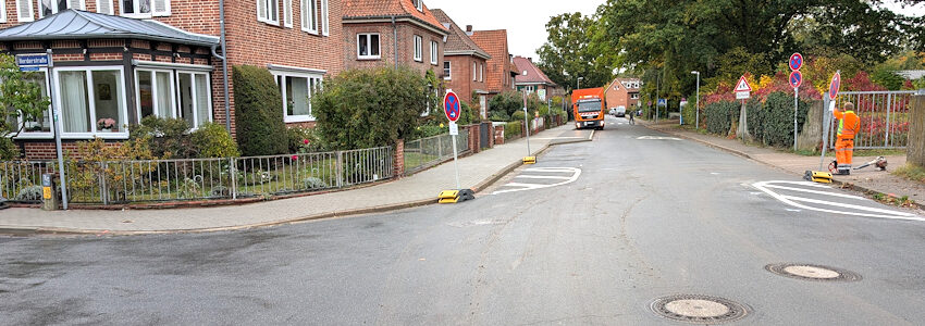 Foto: Hansestadt Lüneburg. In der Friedrich-Ludwig-Jahn-Straße laufen die Vorbereitungen für das Projekt „Schulstraße“ bereits mit Markierungsarbeiten. Nach den Herbstferien gilt hier zwischen der Herder- und der Goethestraße dreimal am Tag ein Durchfahrtsverbot.