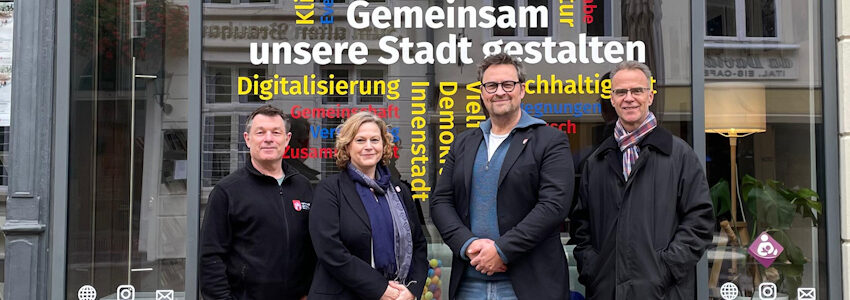 Foto: Hansestadt Lüneburg. Von links: René Ganderke (IT), Simone Sauerwein (Digitalisierung und Smart City), Carl-Ernst Müller (Stabsstellenleiter und Chief Digital Officer) und Thomas Grundei (Digitalisierung der Verwaltung) von der Hansestadt Lüneburg laden im November 2025 ein in den Dialograum zum Thema „Digitalisierung“.