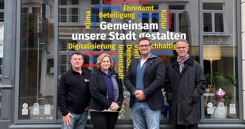 Foto: Hansestadt Lüneburg. Von links: René Ganderke (IT), Simone Sauerwein (Digitalisierung und Smart City), Carl-Ernst Müller (Stabsstellenleiter und Chief Digital Officer) und Thomas Grundei (Digitalisierung der Verwaltung) von der Hansestadt Lüneburg laden im November 2025 ein in den Dialograum zum Thema „Digitalisierung“.