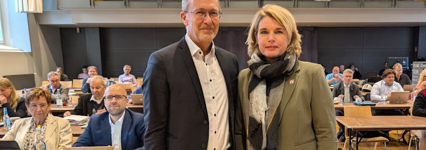 Foto: Hansestadt Lüneburg. OB Claudia Kalisch begrüße Matthias Wiebe (Bündnis 90/Die Grünen) als neues Ratsmitglied am 1. Oktober 2025.