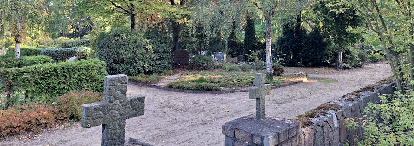 Foto: Hansestadt Lüneburg. Die ausgefahrenen Sandwege im älteren Teil des Friedhofs Häcklingen werden jetzt neu hergestellt und bekommen eine feste, wassergebundene Decke.