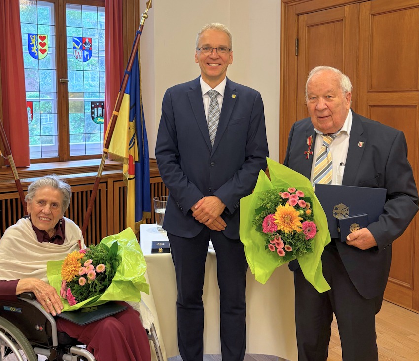 Foto: Landkreis Lüneburg. Helga Christoph und Gerd Christoph wurden von Landrat Jens Böther (Mitte) mit dem Bundesverdienstkreuz ausgezeichnet.