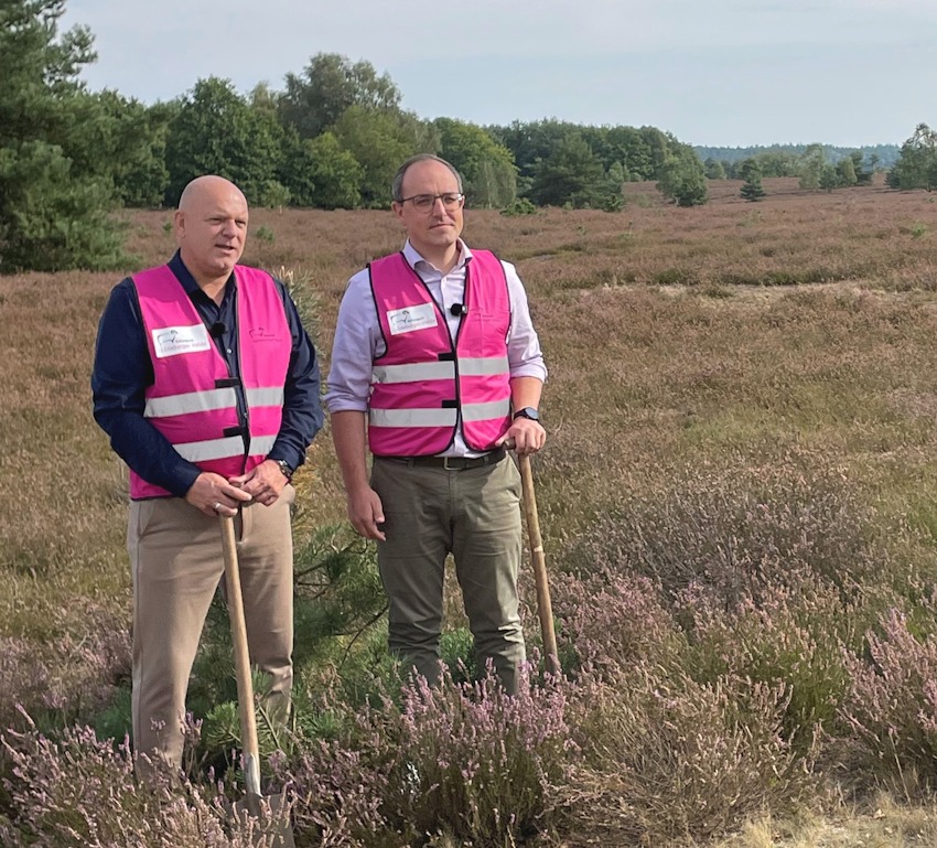 Foto: Naturparkregion Lüneburger Heide e.V. Naturparkvorsitzender Steffen Gärtner (rechts) mit Schirmherr Ulrich von dem Bruch.