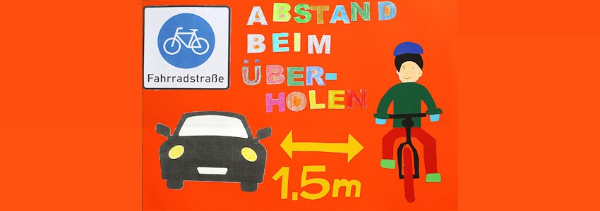 Plakataktion der Klasse 4A an der Grundschule Hitzacker: 1,50 MeterÜberholabstand zu Fahrrädern einhalten!