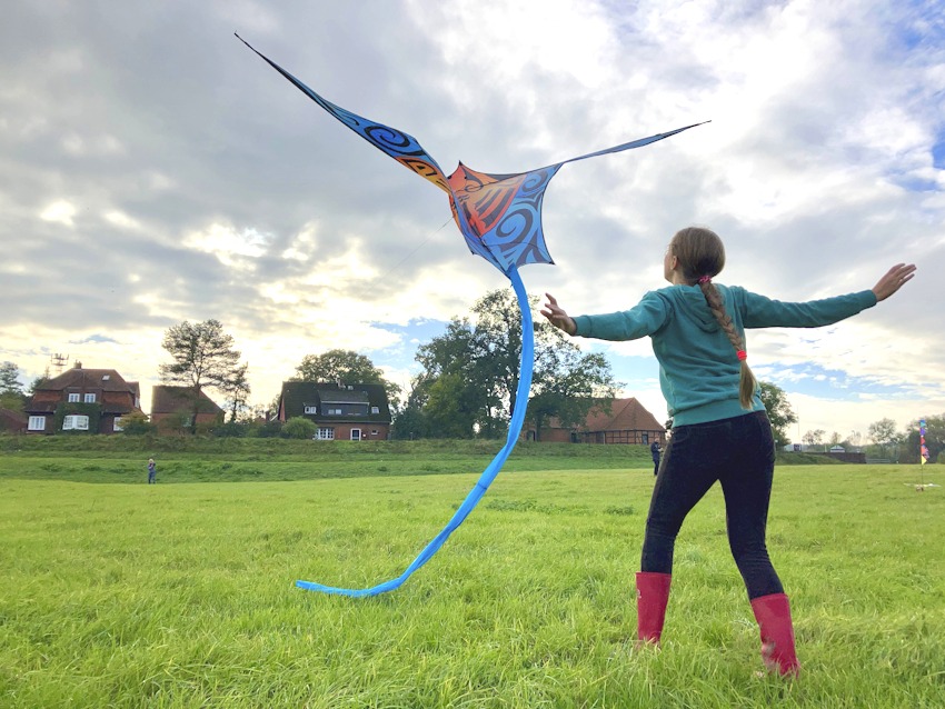 Drachen steigen lassen - das kann man am Wochenende 11./12. Oktober 2025 beim traditionelle Neu Darchauer Drachenfest. Foto: elbDORFaktiv e.V.