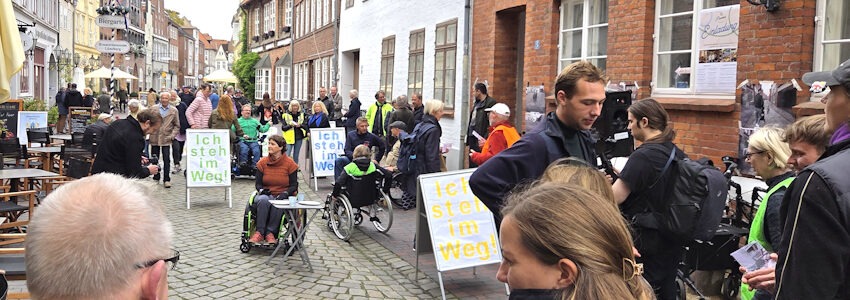 Foto: Lüne-Blog. Aktion „Ich steh im Weg!“ am 11. Oktober 2025 in der Heiligengeiststraße.