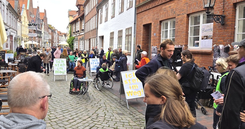 Foto: Lüne-Blog. Aktion „Ich steh im Weg!“ am 11. Oktober 2025 in der Heiligengeiststraße.