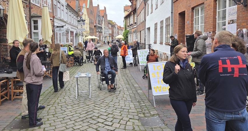 Foto: Lüne-Blog. Aktion „Ich steh im Weg!“ am 11. Oktober 2025 in der Heiligengeiststraße.