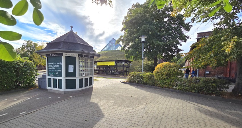 Foto: Lüne-Blog. Kiosk beim Salzmuseum. Hier können Vereine und Initiativen jeweils für einen bestimmten Zeitraum Angebote bereitstellen.