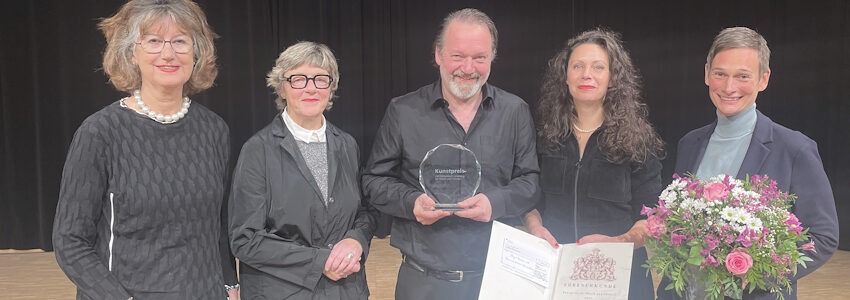 Foto: Hansestadt Lüneburg. Von links: Hannelore Krome von der Ubuntu-Stiftung, Bürgermeisterin Hiltrud Lotze, die Preisträger Birgit Becker und Raimund Becker-Wurzwallner und Laudatorin Carolin George bei der Verleihung des Kunstpreises für Musik und Theater am 29. Oktober 2025 in der Musikschule Lüneburg.