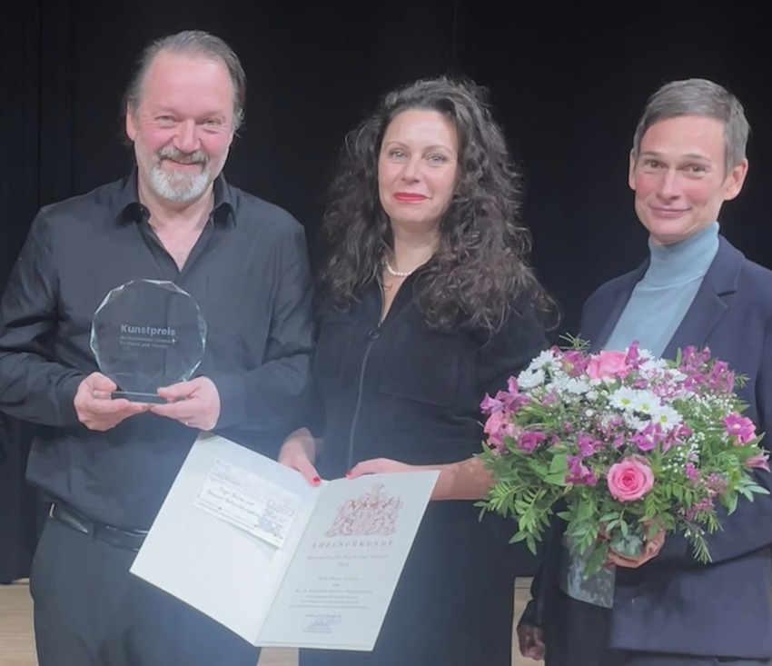 Foto: Hansestadt Lüneburg. Von links: Die Preisträger Birgit Becker und Raimund Becker-Wurzwallner und Laudatorin Carolin George bei der Verleihung des Kunstpreises für Musik und Theater am 29. Oktober 2025 in der Musikschule Lüneburg.
