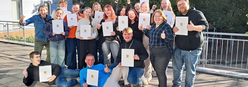 Foto: Landkreis Lüneburg. Sie haben sich erfolgreich für die Leitung von Jugendgruppen qualifiziert. Stephanie Apfelbaum (vordere Reihe rechts) freut sich gemeinsam mit den Teilnehmenden des Lehrgangs im Oktober 2025 über die Zertifizierung.