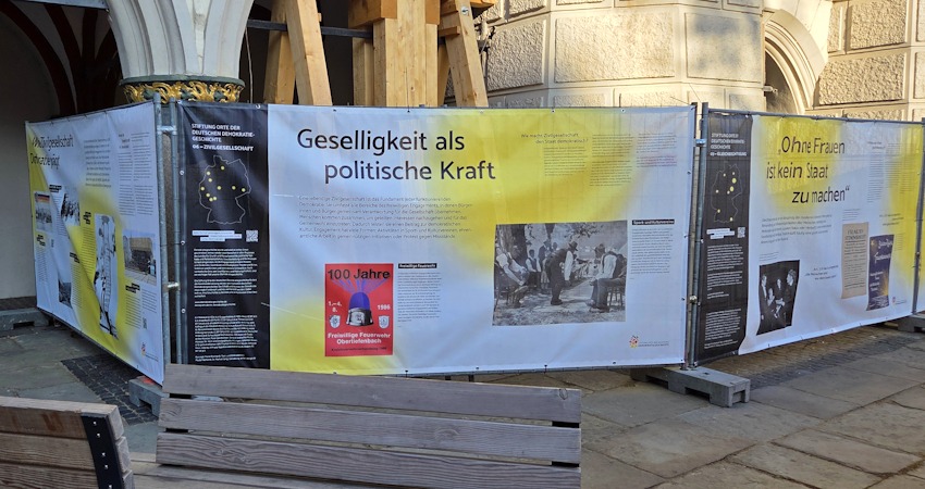Foto: Lüne-Blog.
Bildtafel aus der Ausstellung „Deine Orte der Demokratiegeschichte“ vor dem Rathaus Lüneburg.