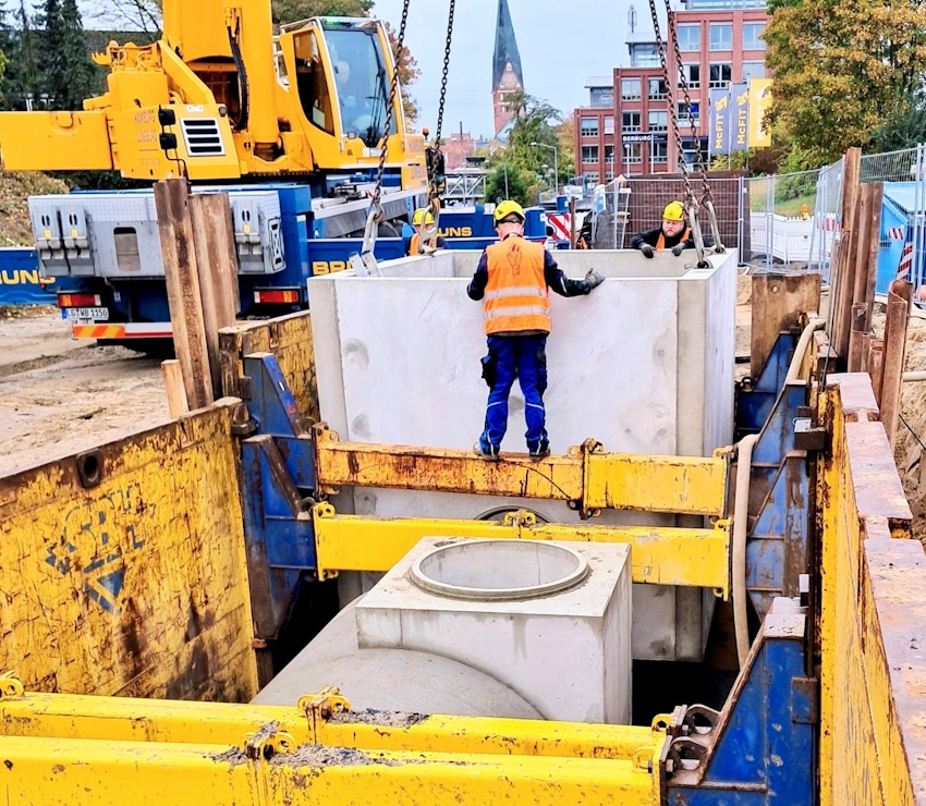 Foto: Hansestadt Lüneburg. Ein Regenwasser-Schacht wird in der Baustelle Dahlenburger Landstraße ins Erdreich gebracht.