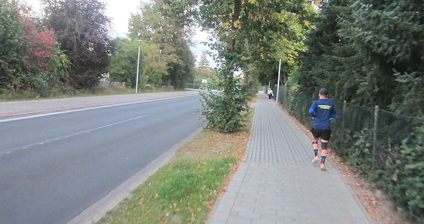 Foto: J. Korn. Aus Richtung Lüneburg gibt es in beiden Richtungen jeweils einen gemeinsamen Geh- und Radweg.