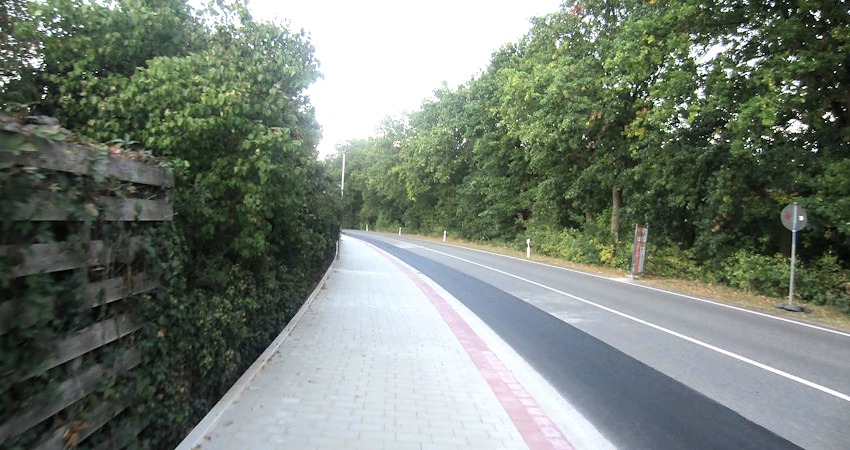 Aus Richtung Kirchgellersen sind hier bis zum Ortskern Fußverkehr und Radverkehr in beiden Richtungen auf einem Weg gemeinsam unterwegs.