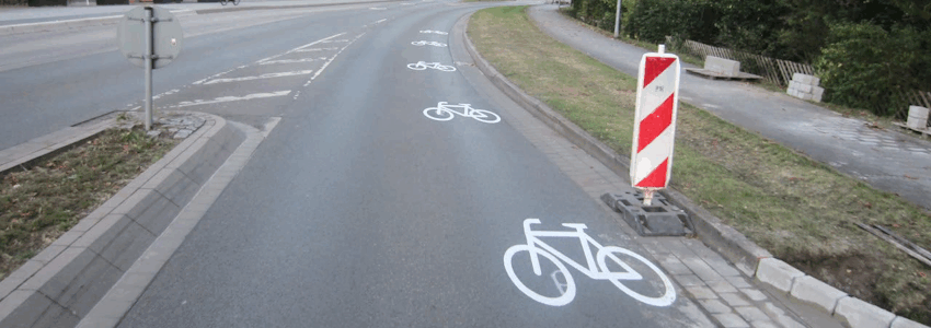 Piktogramme im Ortskern von Reppenstedt als Markierung für den Radverkehr. Foto: J. Korn.