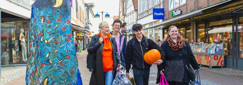 Foto: O. Huchthausen. Shopping-Herbst in Uelzen: Auf Einkaufsbummel in der Fußgängerzone.