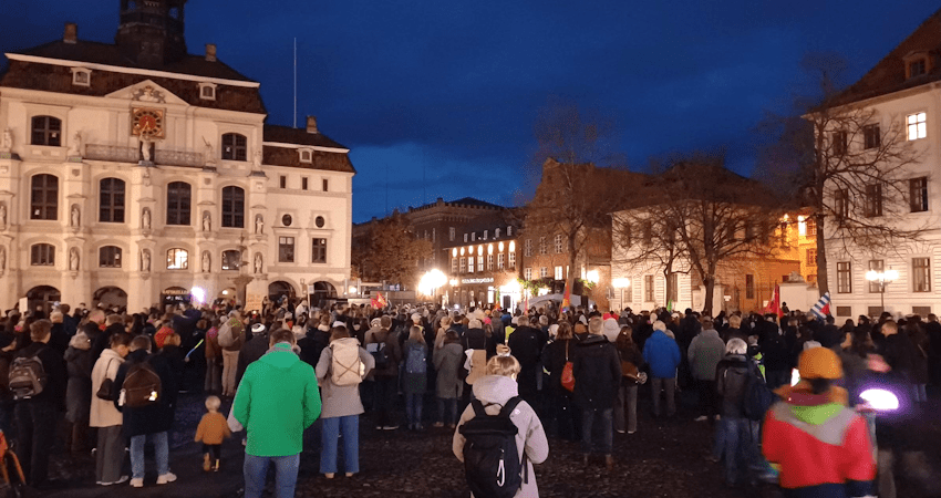 Foto: Cyclocracy. Lüneburgs Stadtbild ist bunt! Demonstration am 29.10.2025 auf dem Marktplatz in Lüneburg.