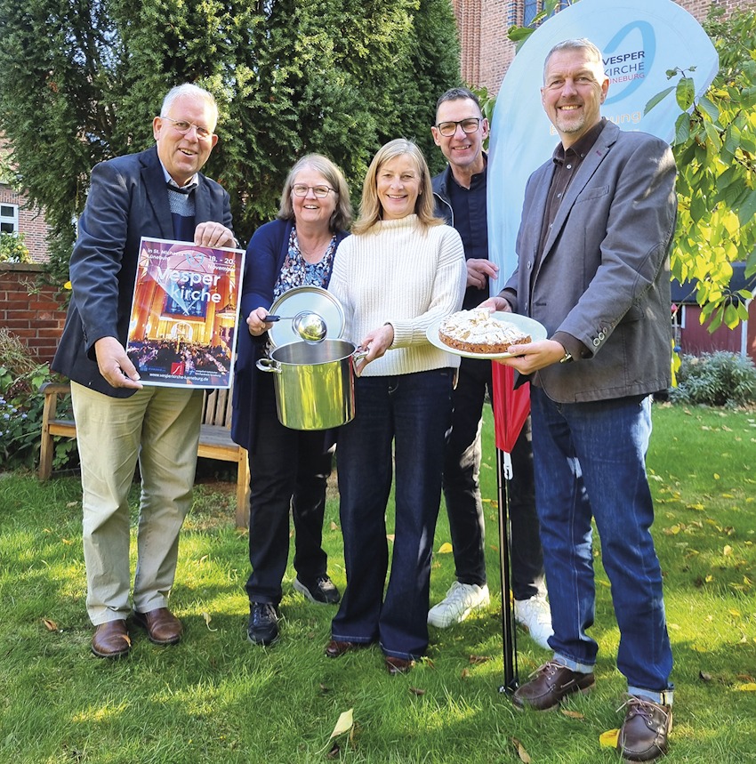 Foto: T. Hueske. Stellvertretend für das Vorbereitungsteam der Vesperkirche hier im Bild - von links:
Jörg Hagen (Stiftung Diakonie – ich mache mit), Dörthe Grimm (Lebensraum Diakonie, Projektleiterin Vesperkirche), Silke Ideker (Pastorin St. Michaelis), Superintendent Christian Stasch (Ev.-luth. Kirchenkreis Lüneburg), Holger Hennig (Leitung Haus der Kirche, Kirchenkreissozialarbeiter).